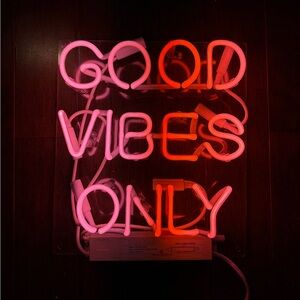 Neon Sign 'Good Vibes Only' in Pink